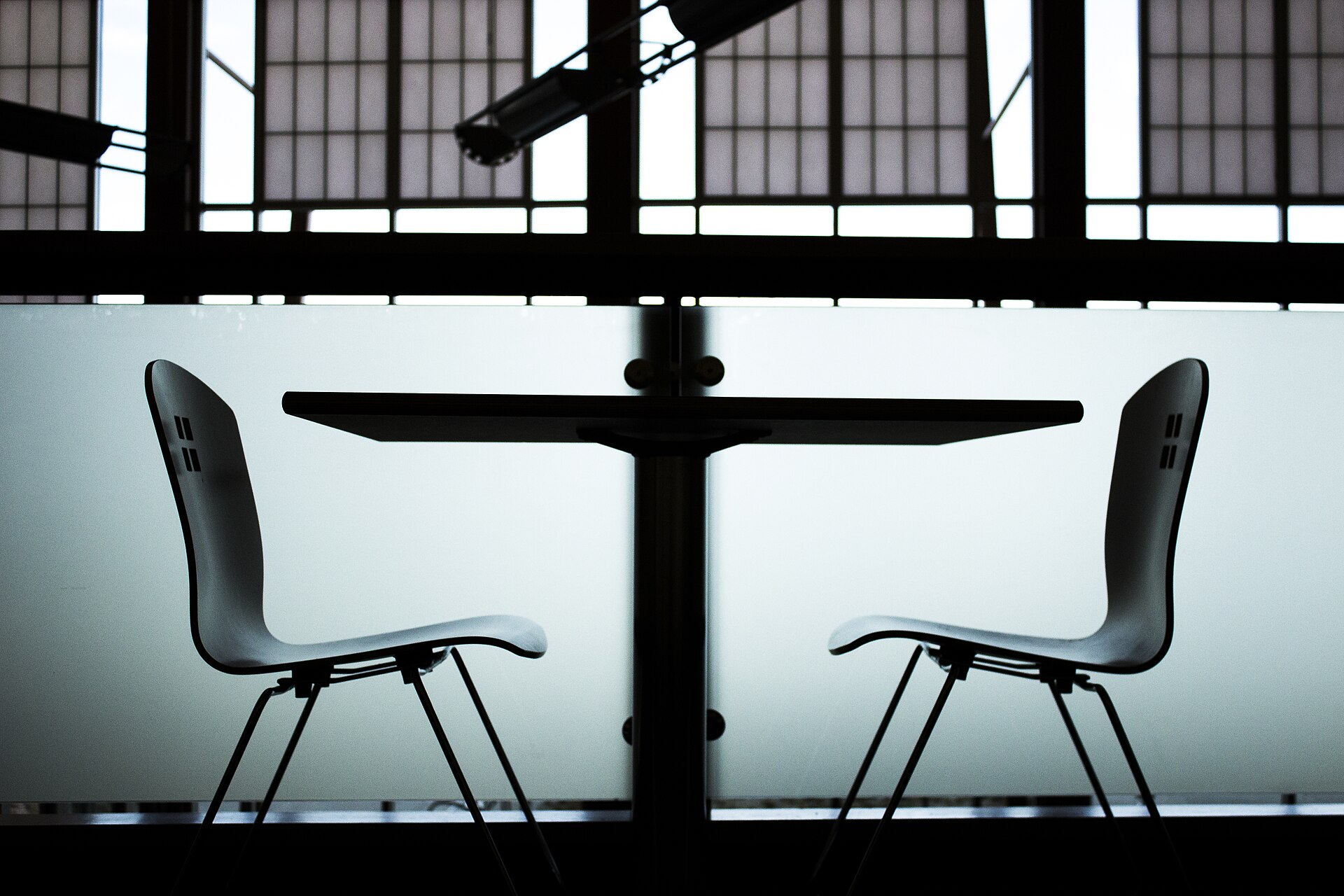 Zwei Stühle an einem Tisch – Sinnbild für ein Coaching-Gespräch